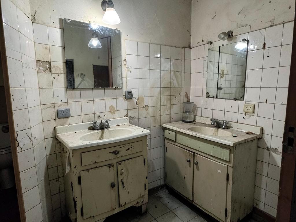 Baño residencial desgastado antes de la remodelación